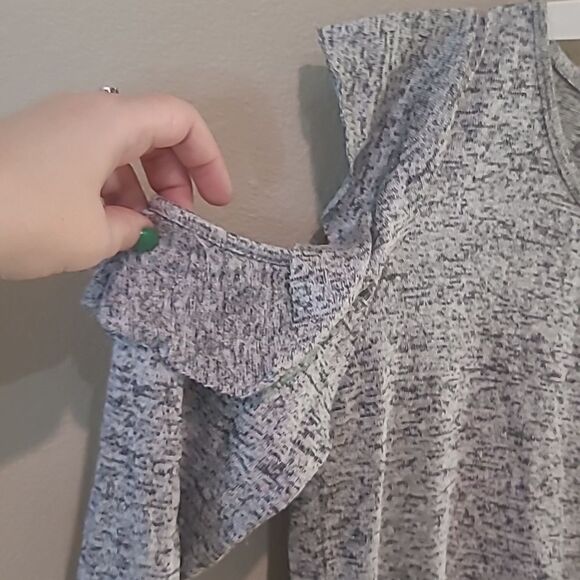 💲6️⃣ Bundled ✔️Cold Shoulder Heathered Grey Shirt Ruffle Accent sz S - Picture 6 of 8